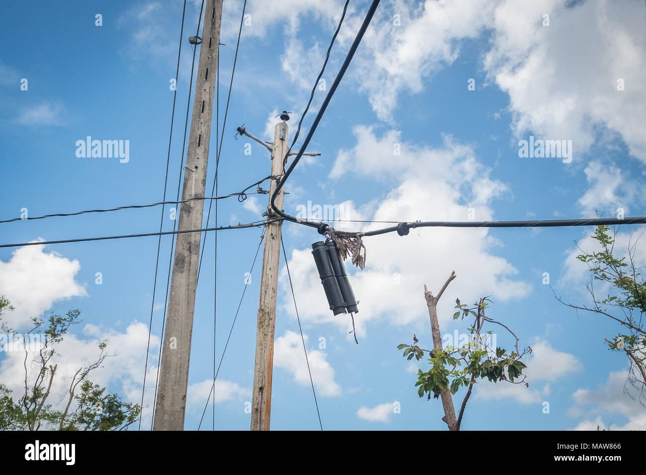 Aguadilla, Puerto Rico. 25 ottobre, 2017. Danni alle infrastrutture di alimentazione di Puerto Rico un mese dopo l uragano Maria ha devastato l'isola. Credito: Sara Armas/Alamy Reportage. Foto Stock