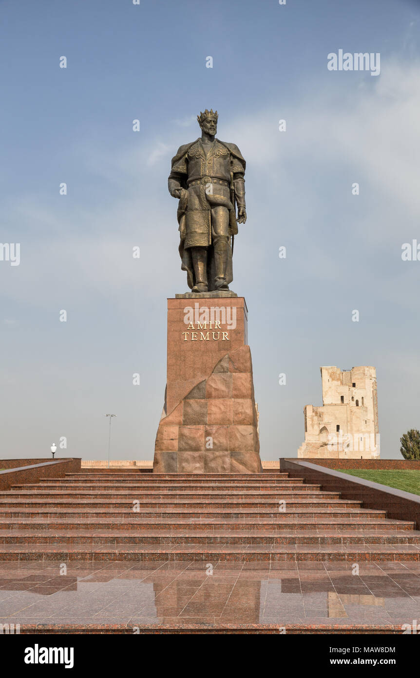 SHAKHRISABZ, UZBEKISTAN - Ottobre 16, 20146: Monumento di Amir Timur contro lo sfondo del cielo blu e le rovine del Palazzo Ak-Saray Foto Stock