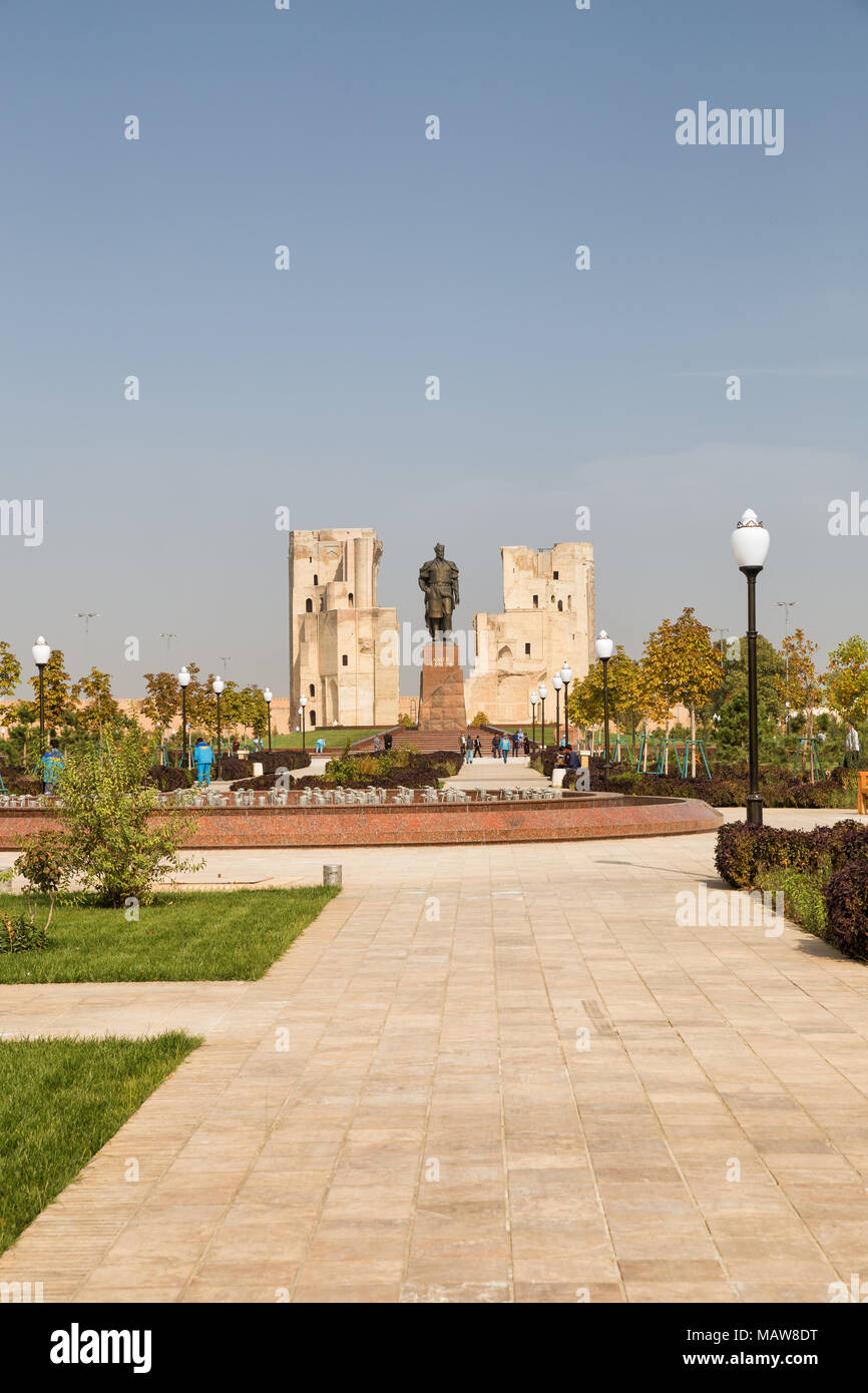 SHAKHRISABZ, UZBEKISTAN - Ottobre 16, 2016: parco storico e Monumento di Amir Timur sullo sfondo e le rovine del Palazzo Ak-Saray. Lavoratori Foto Stock