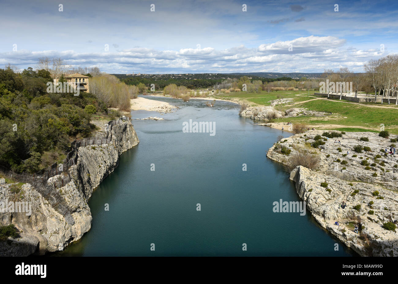 Il fiume Gardon dal Pont du Gard acquedotto romano vicino a Nimes in Francia Foto Stock