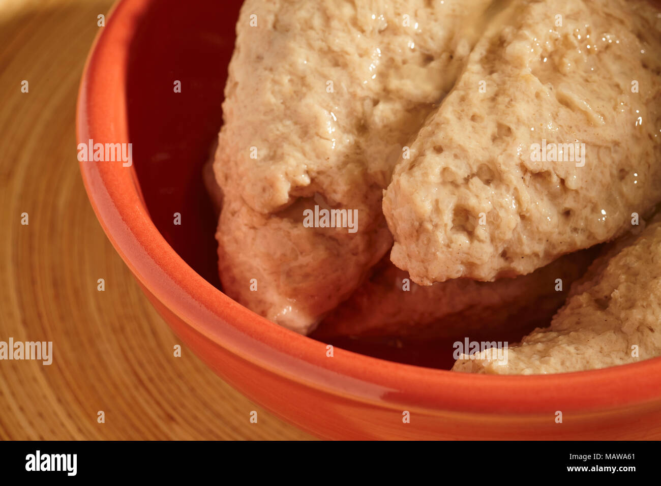 Pezzi di pesce gifilte, un classico Europeo Orientale cibo ebreo in una ciotola Foto Stock