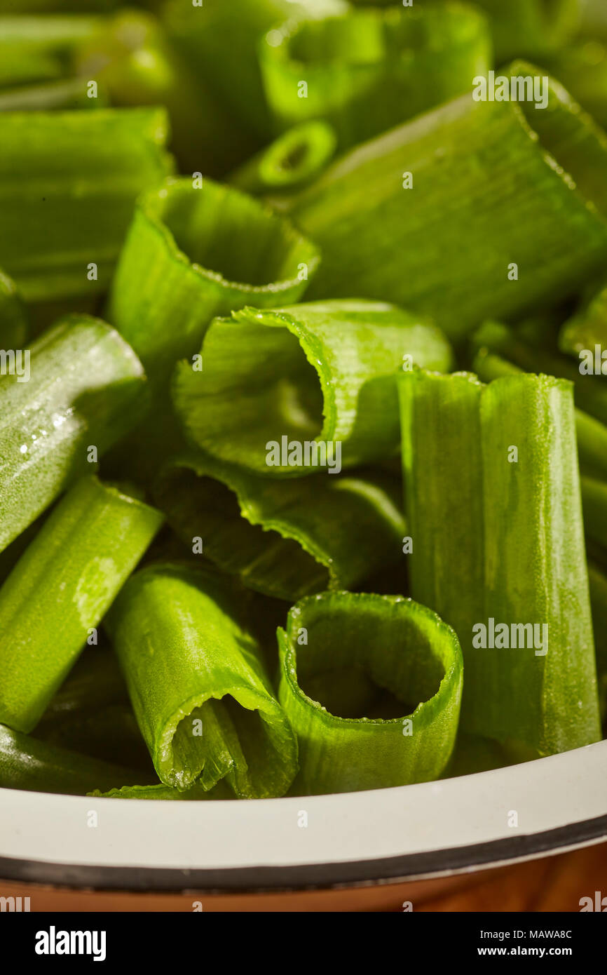 Pezzi di cipolla verde, tagliato e pronto a cuocere. Chiamato anche "callion' o 'lungo' di cipolla Foto Stock