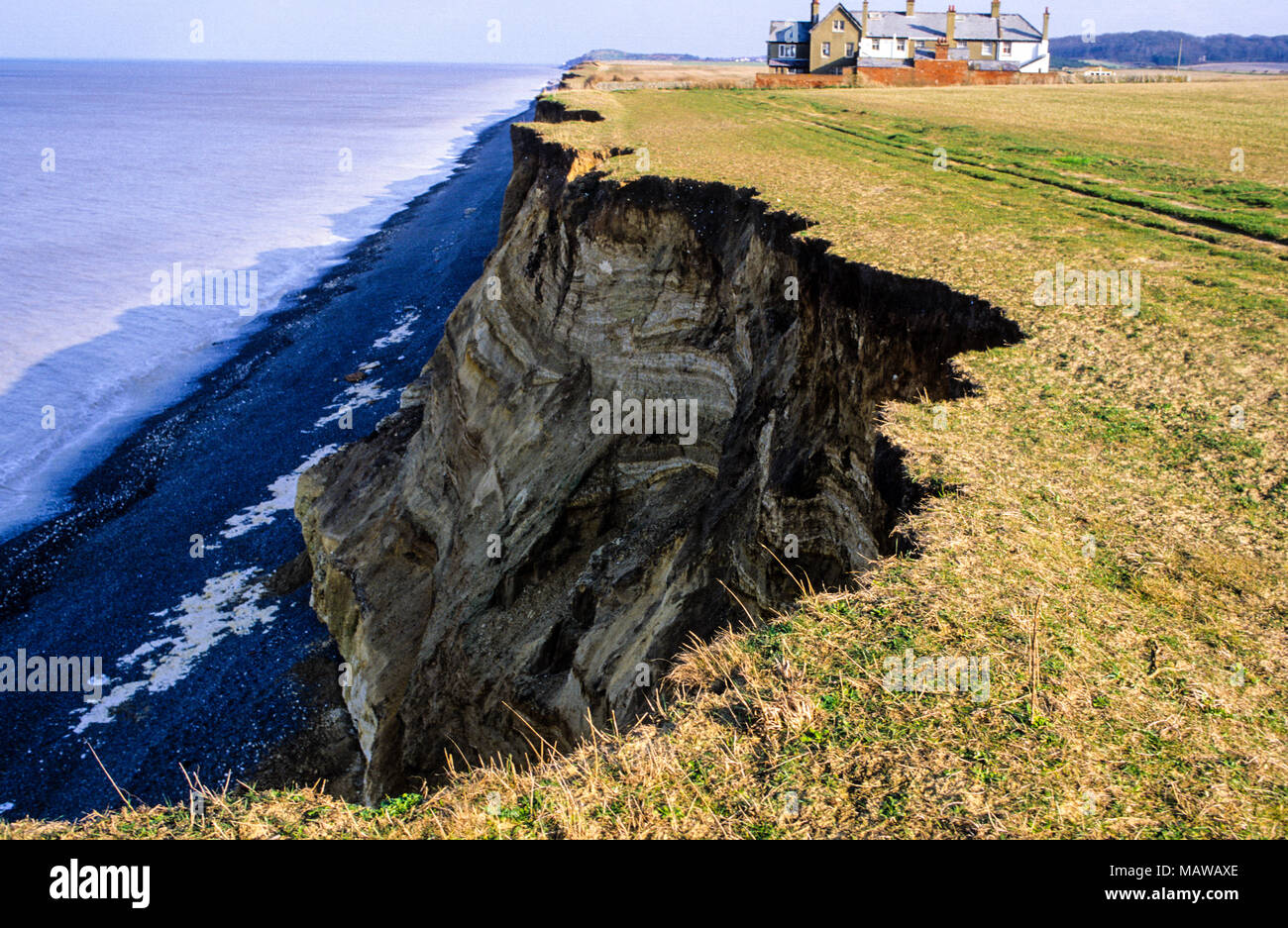 Erosione costiera, casa di caduta della scogliera, Weybourne, Norfolk, Inghilterra, Regno Unito, GB. Foto Stock