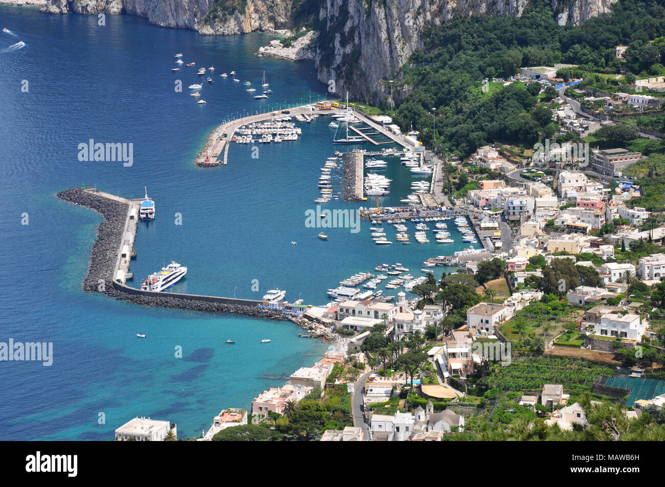 Il litorale di isola di Capri vista dal di sopra della costa, vista aerea, Italia Foto Stock