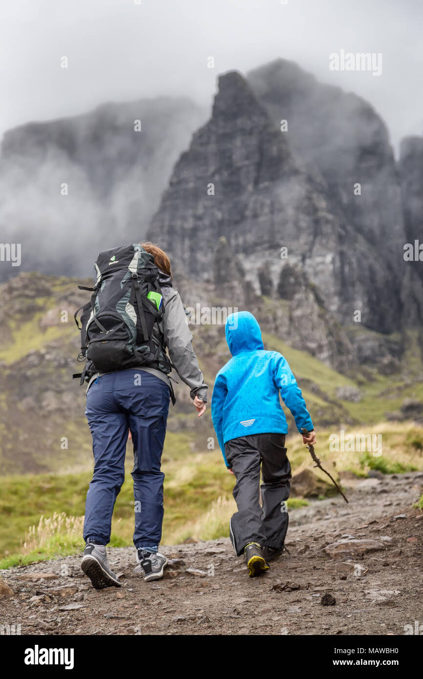 Madre e Figlio di escursionismo a il vecchio uomo di Storr Foto Stock