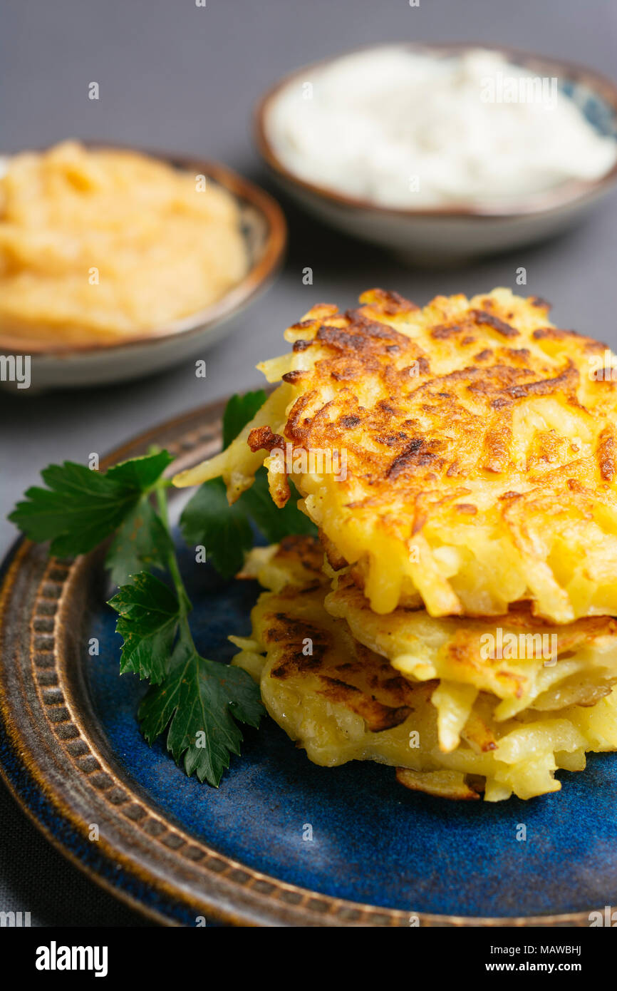 Frittelle di patate con salsa di mela cotogna e quark di soia Foto Stock