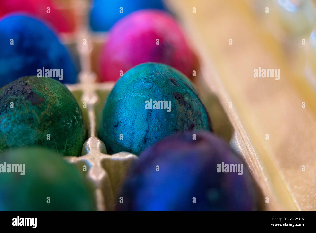 Pasqua uova colorate in una scatola di cartone Foto Stock