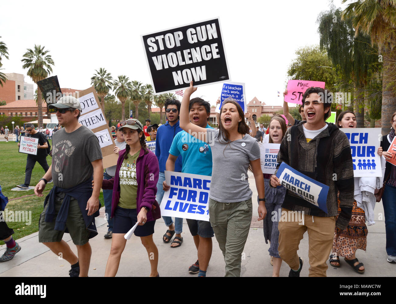 Manifestanti dimostrare nel mese di marzo per la nostra vita nei confronti della violenza pistola, Università di Arizona, 24 marzo 2018, Tucson, Arizona, Stati Uniti. Foto Stock