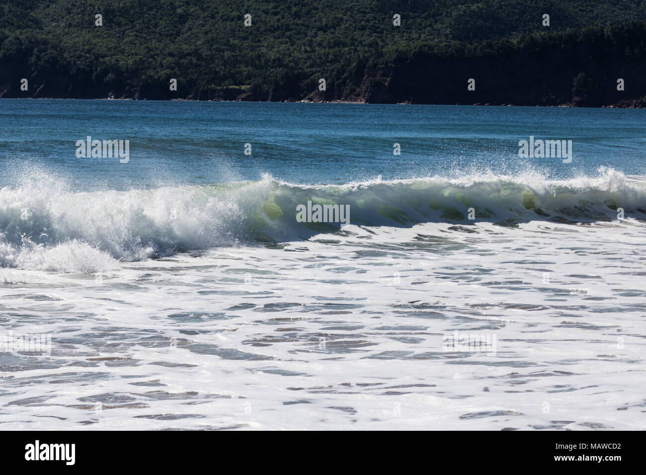 Onde che si infrangono, Ingonish Beach, Nova Scotia Canada Foto Stock