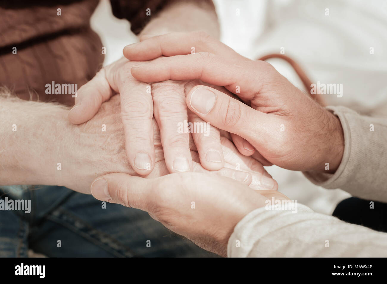 Incantevole vicino nativi tenendo la mano a vicenda. Foto Stock