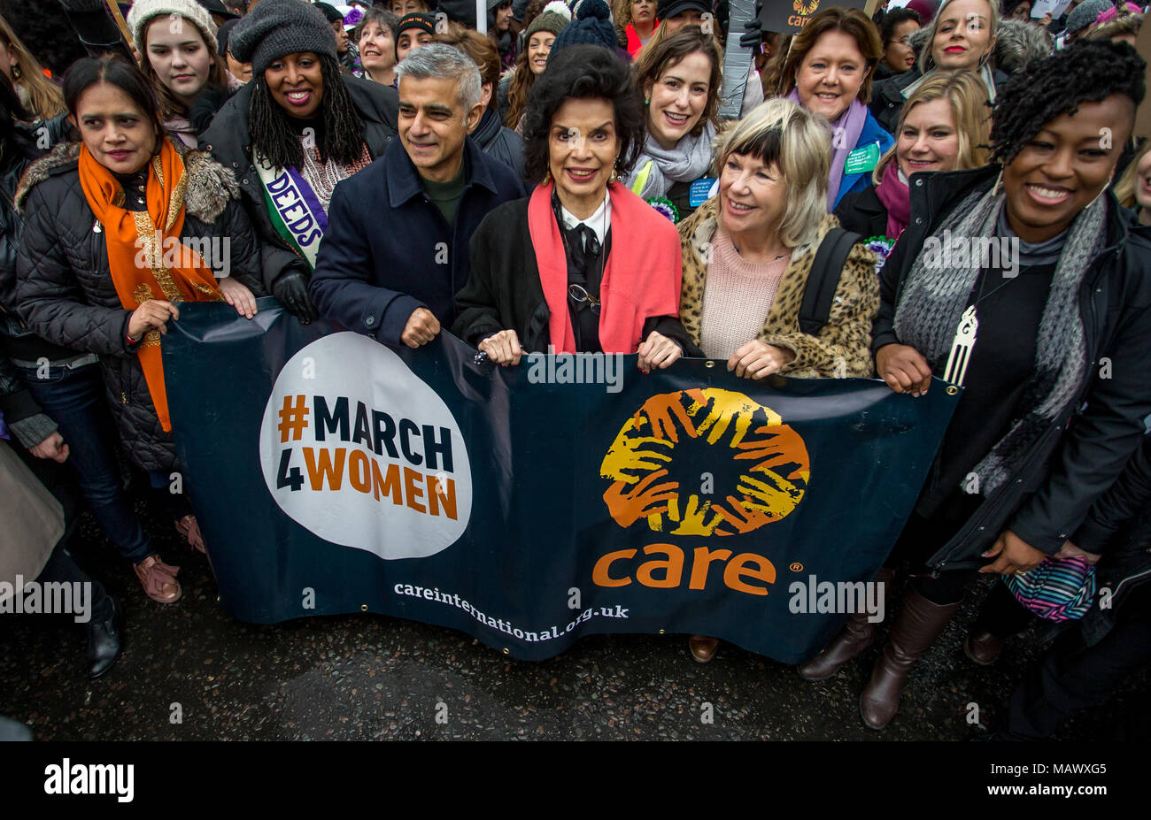 Musicisti, attivisti, attori politici e il sindaco di Londra tra i dimostranti per CARE International annuali di marzo in vista della Giornata internazionale della donna. La manifestazione di quest'anno segna il centenario della rappresentanza del popolo della Act 1918 da ripercorrendo i passi del passato suffragettes il Parlamento a Trafalgar Square. Dotato di: atmosfera, vista in cui: London, England, Regno Unito quando: 04 Mar 2018 Credit: Wheatley/WENN Foto Stock