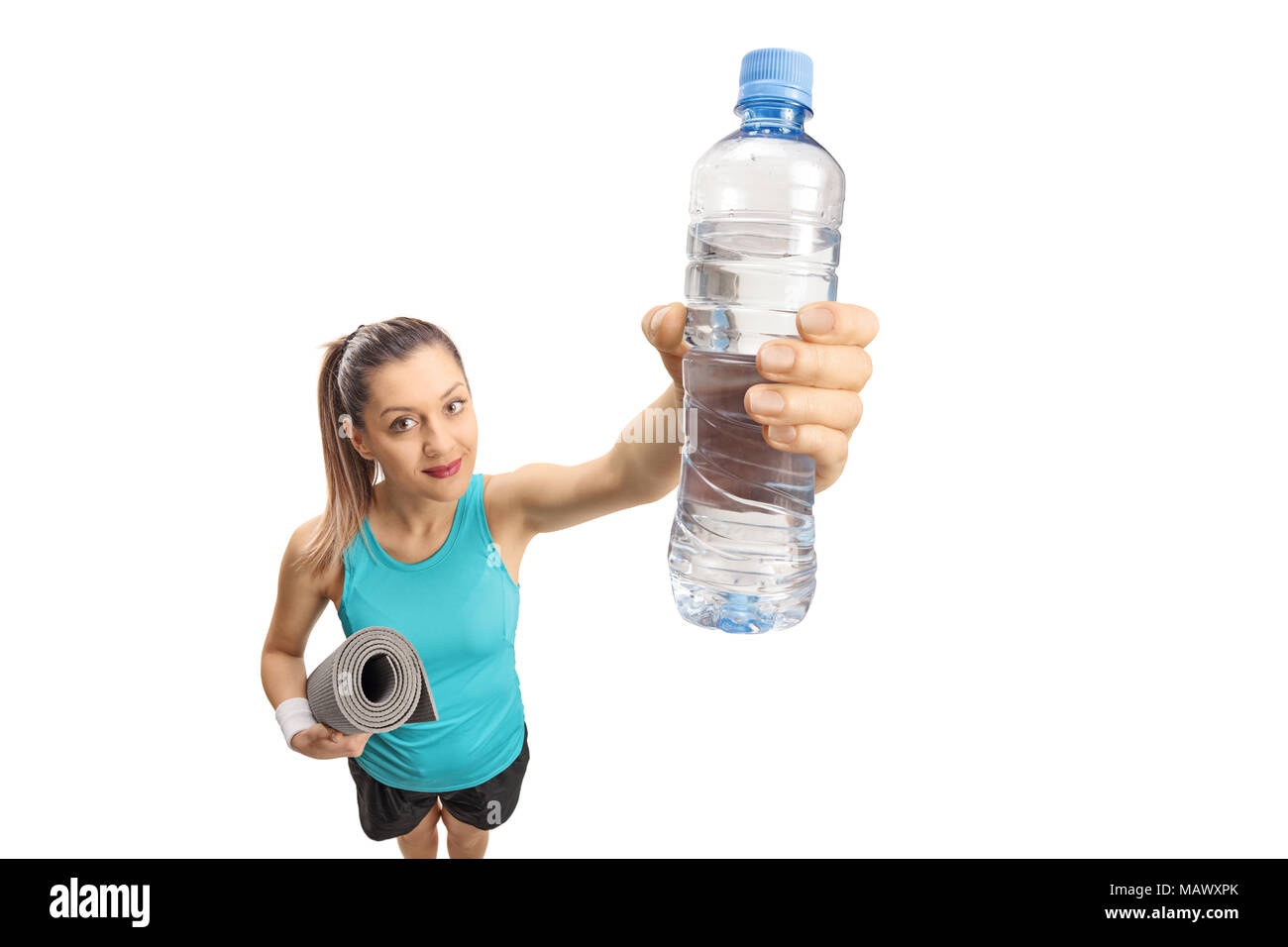 Donna Fitness tenendo un esercizio mat e una bottiglia di acqua minerale isolato su sfondo bianco Foto Stock