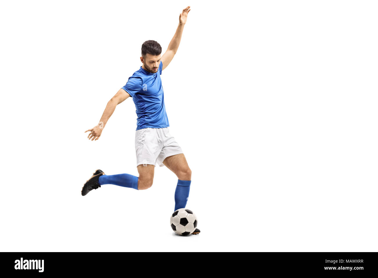 Giocatore di calcio calci un calcio isolati su sfondo bianco Foto Stock