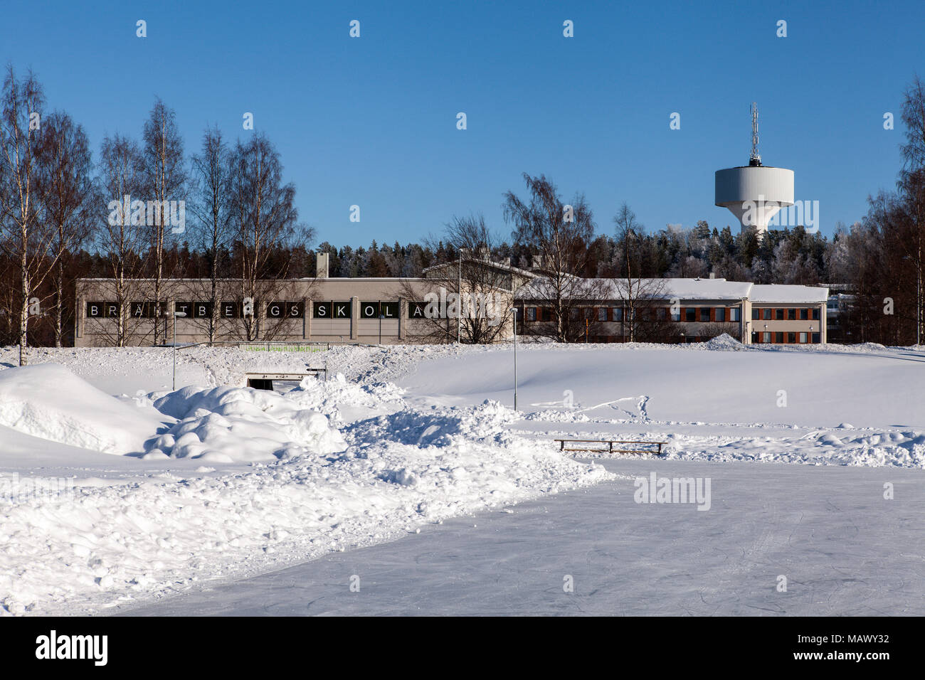 UMEA, SVEZIA IL 22 FEBBRAIO 2018. Vista di un palazzo scolastico e una torre. Di pattinaggio sul ghiaccio e street questo lato. L'inverno. Editoriale. Foto Stock