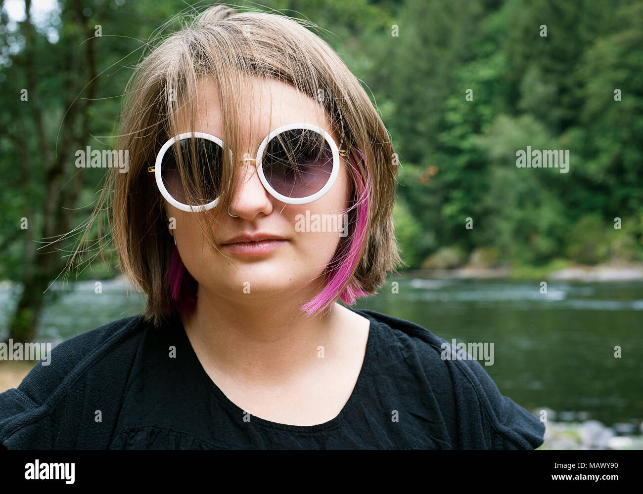 Una giovane donna in occhiali da sole Foto Stock