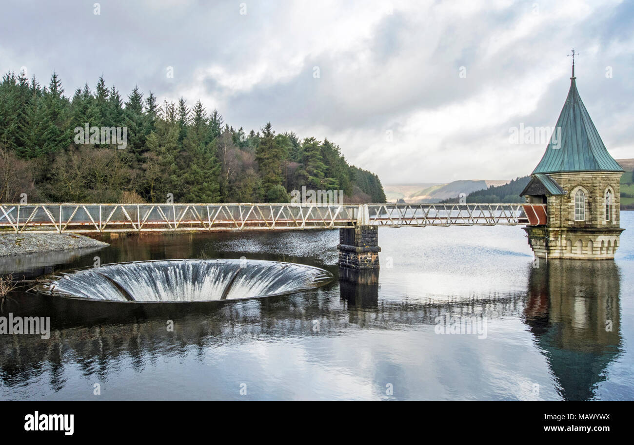 Serbatoio Pontsticill efflusso e Parco Nazionale di Brecon Beacons, Galles del Sud Foto Stock