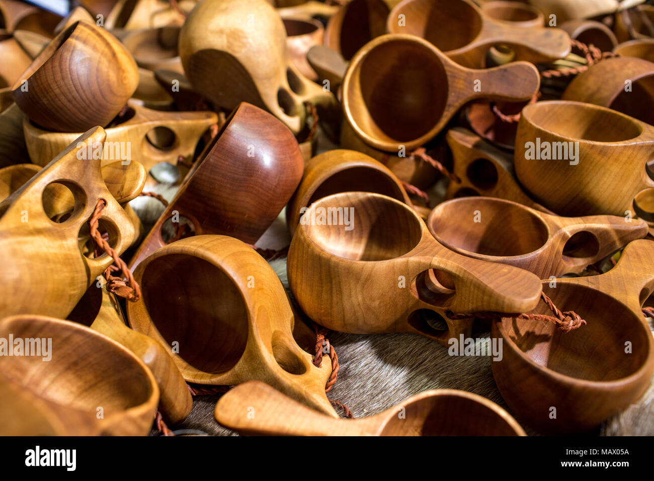 Un gruppo di Guksi o Kuksa bicchieri realizzati a mano da scolpito radica di betulla dalle popolazioni Sami della Finlandia In Lapponia Scandinavia settentrionale . Selective Foto Stock