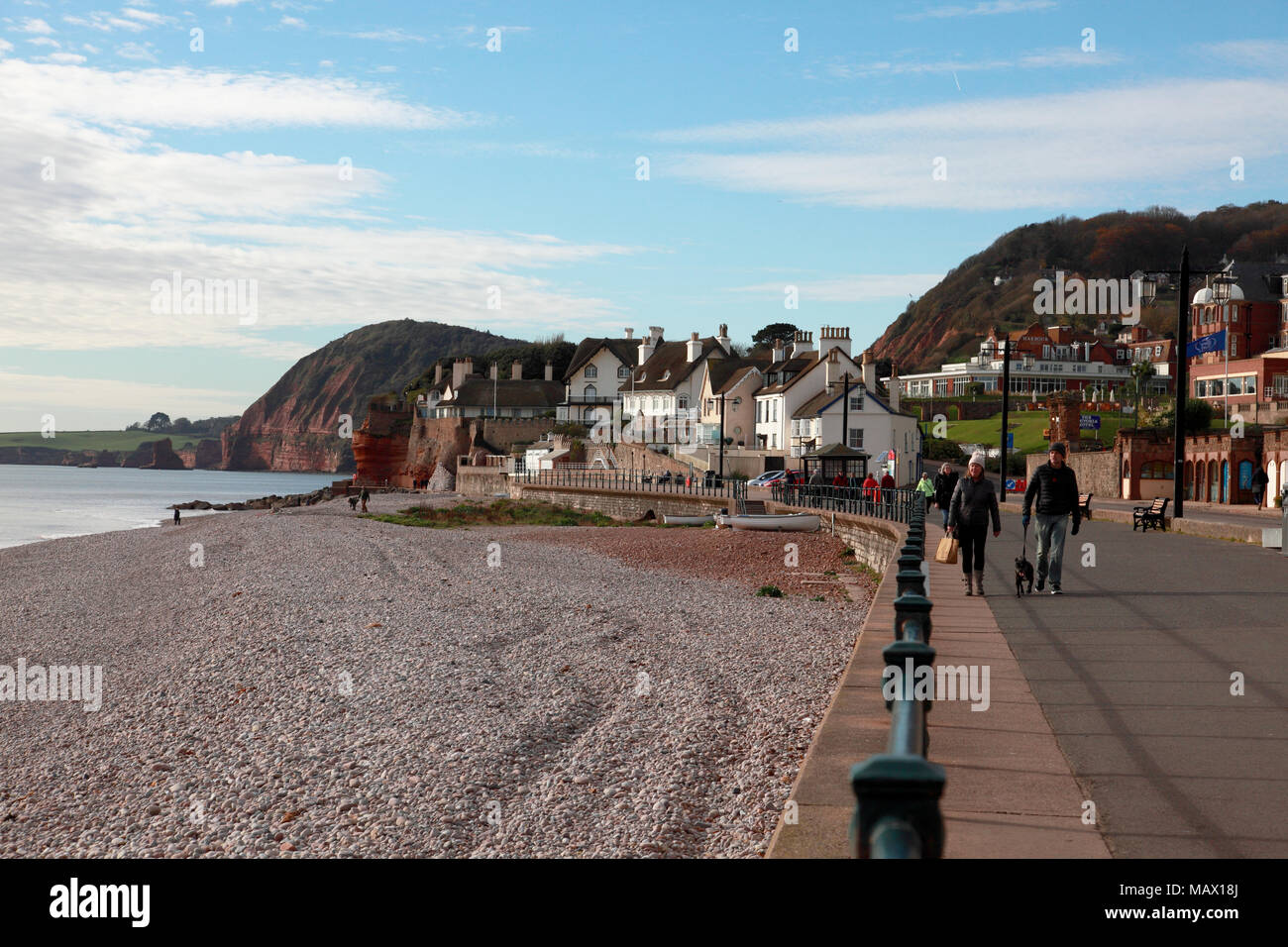 Il lungomare e la spiaggia a Sidmouth, nel Devon nel tardo novembre, guardando ad ovest Foto Stock