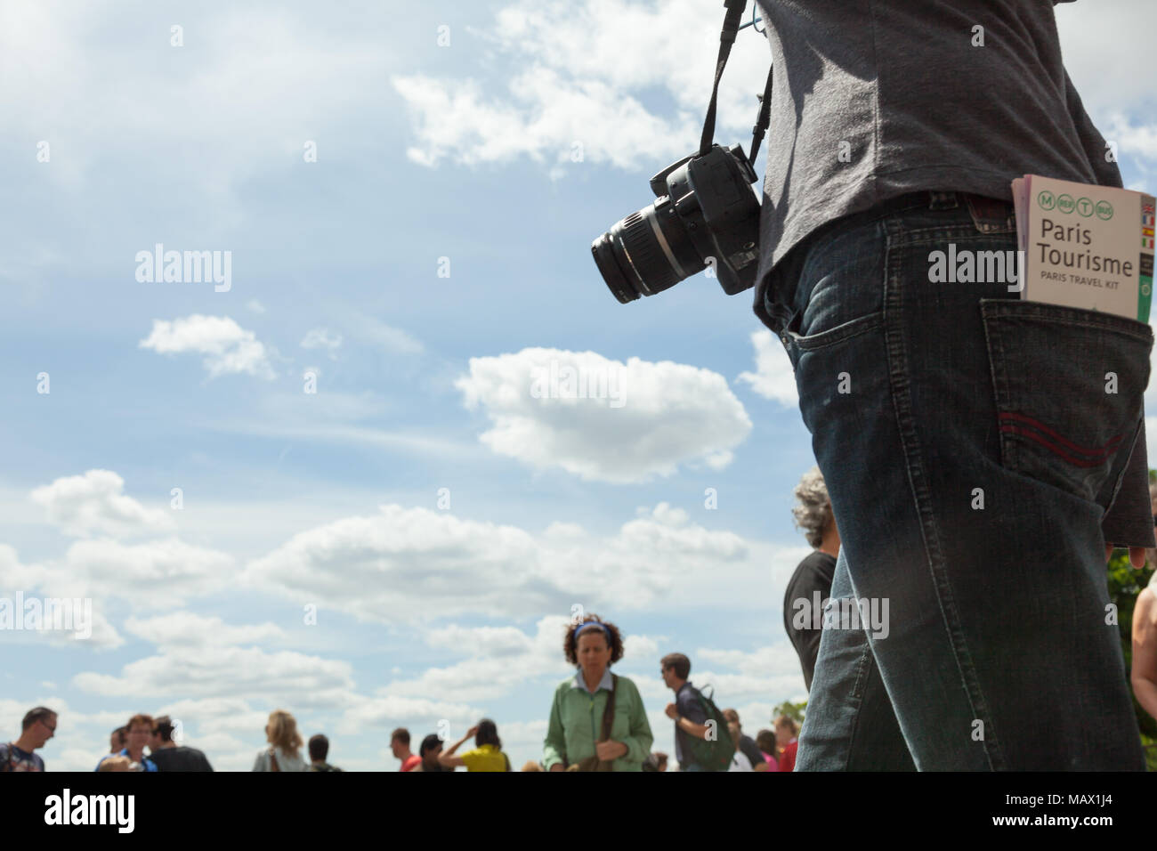 Tourist tenere un turismo di Parigi mappa in tasca Foto Stock