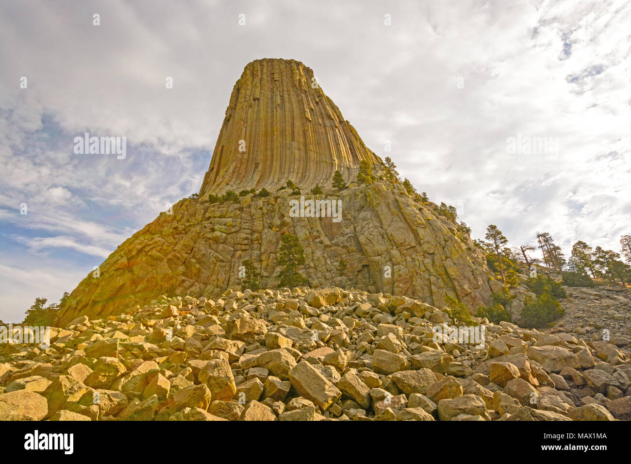 Vista obliqua della Devils Tower al mattino nel Wyoming Foto Stock