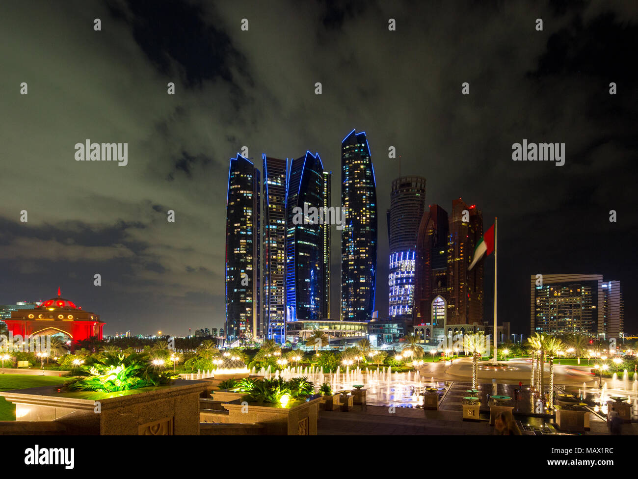 Abu Dhabi, Emirati Arabi Uniti - 26 Nov 2015: i grattacieli Etihad torri illuminate di notte nella capitale degli Emirati Arabi Uniti. Abu Dhabi, Vista notte Foto Stock