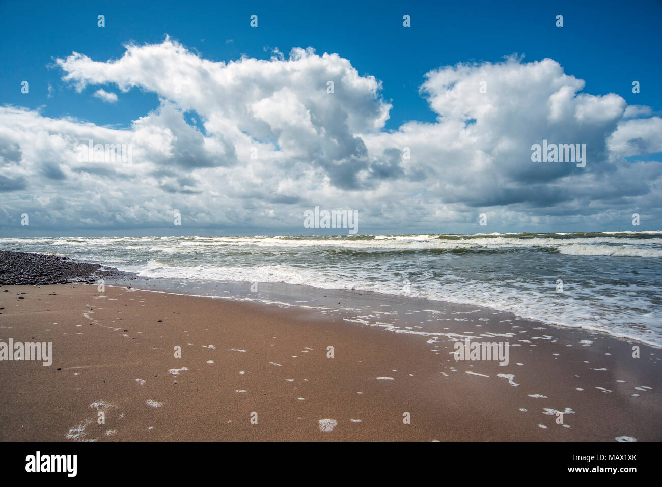 Luminoso paesaggio di tempestoso Mare Baltico Foto Stock