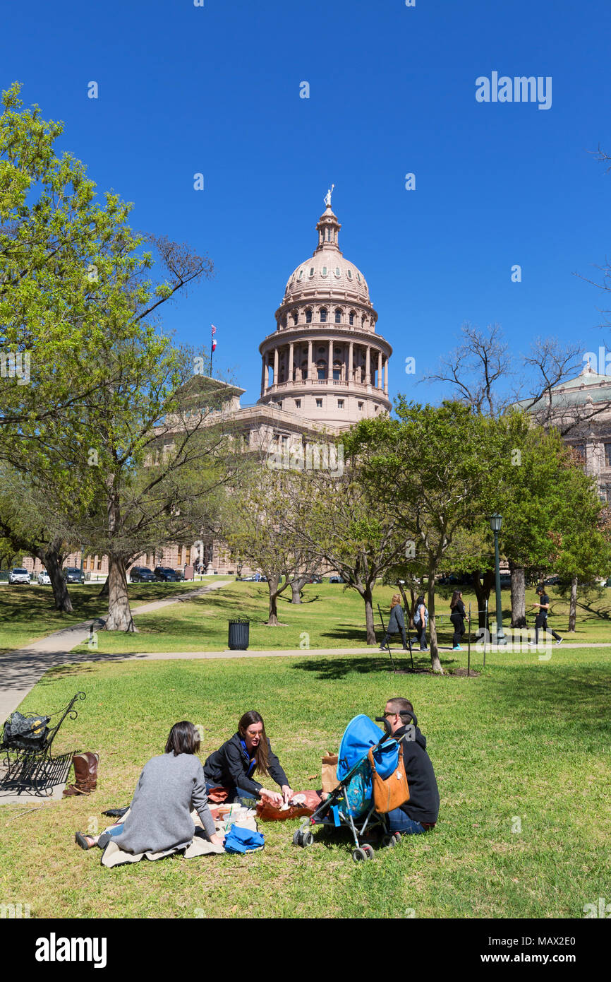 Le persone aventi un picnic sui prati su una soleggiata giornata di primavera, Texas State Capitol Building, Austin in Texas, Stati Uniti d'America Foto Stock