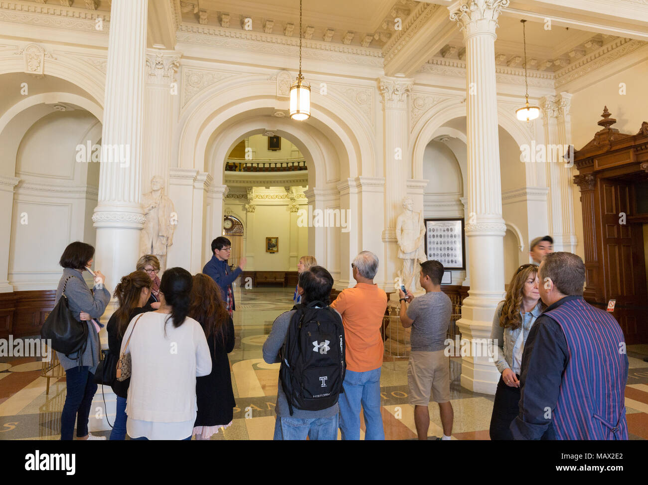 I turisti in una visita guidata nella Rotunda, Texas State Capitol Building, Austin Texas USA Foto Stock