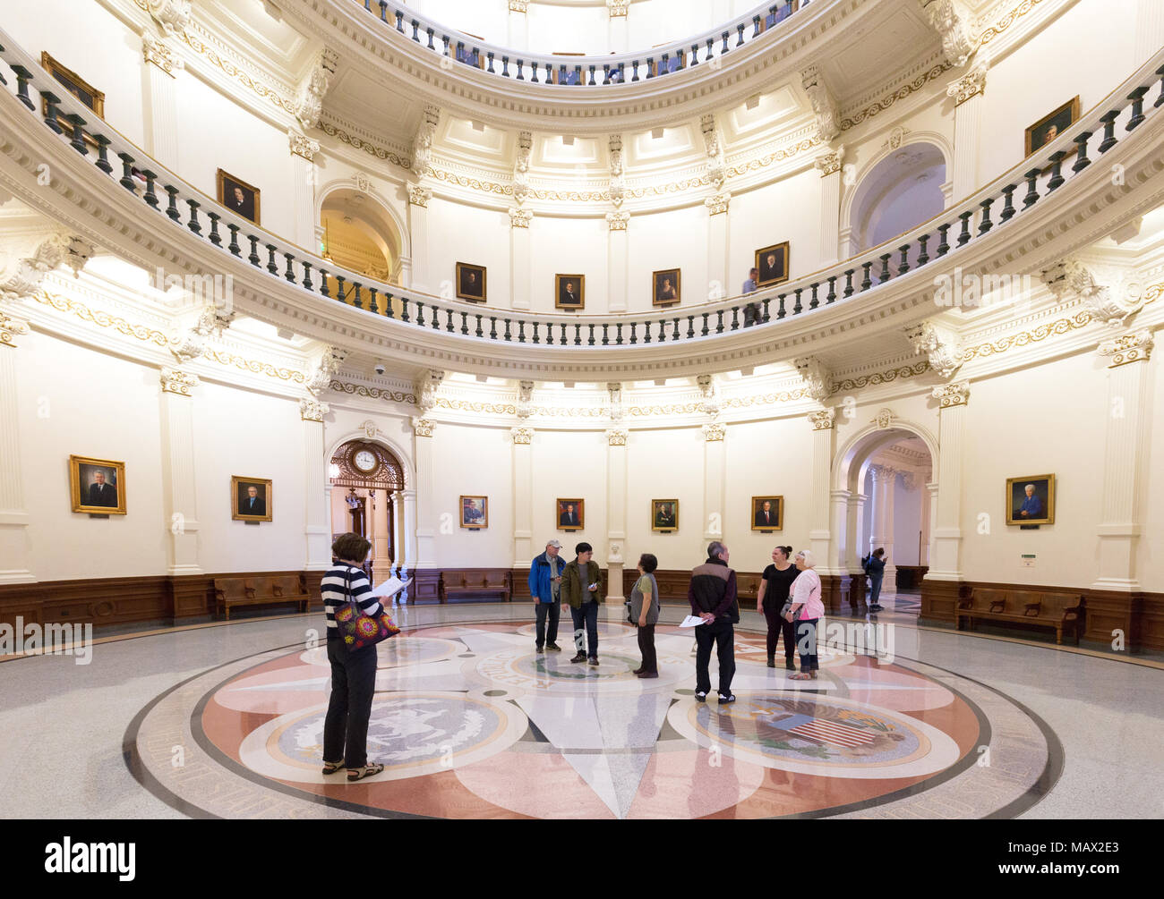 Persone nella Rotunda, Texas State Capitol Building, Austin Texas USA Foto Stock