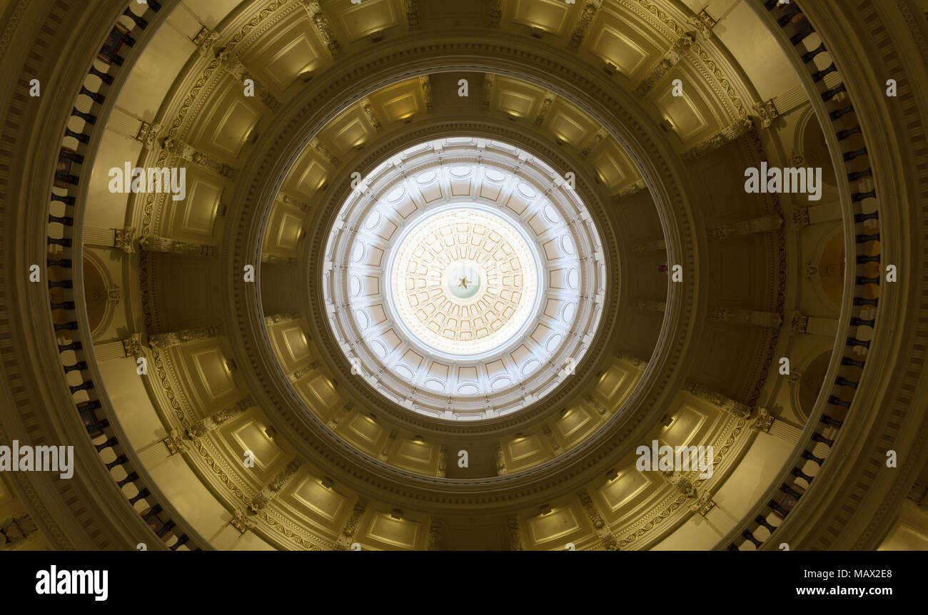 L'interno della cupola della Rotunda, Texas State Capitol Building, Austin, Texas, negli Stati Uniti. La stella centrale è di 8 piedi di diametro Foto Stock
