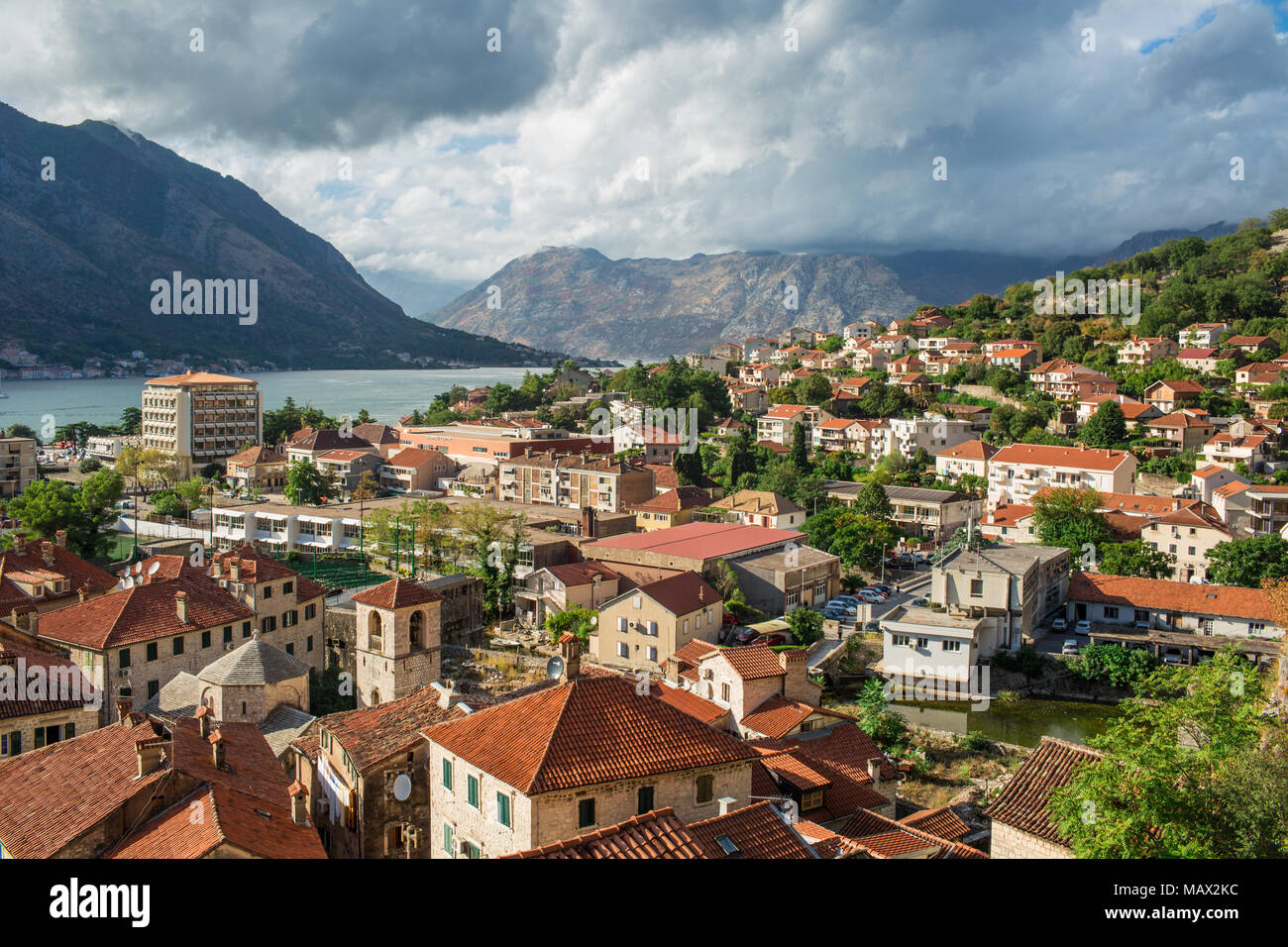 Vista panoramica di Baia di Kotor una città medievale in Montenegro dalla costa del Mare Adriatico e le scogliere calcaree del monte Lovcen, con la fortezza veneziana Foto Stock
