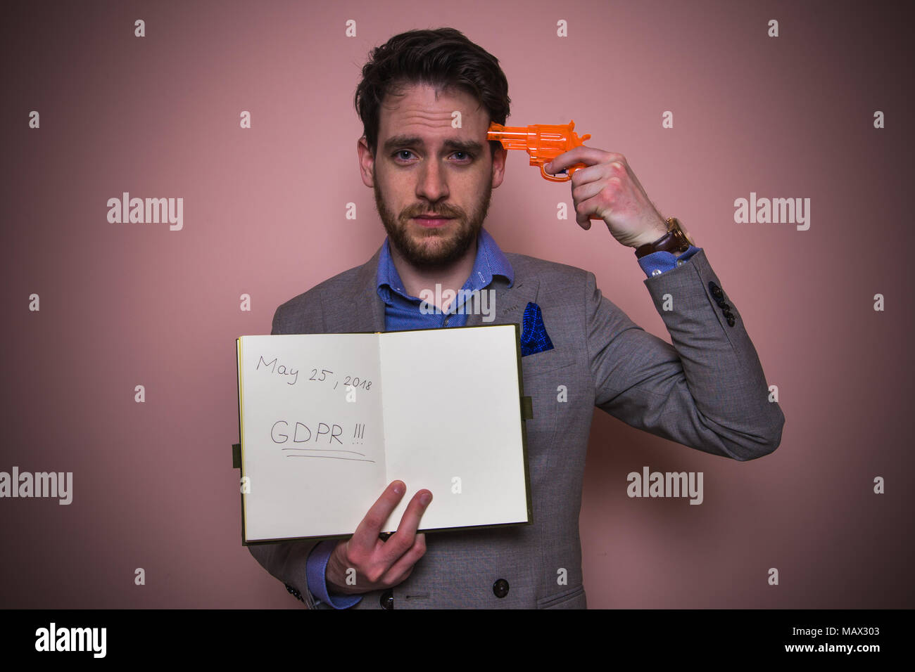 Sistema nervoso business man maniglia nota con il PILR (generale della protezione dei dati il regolamento) atto titolo Foto Stock