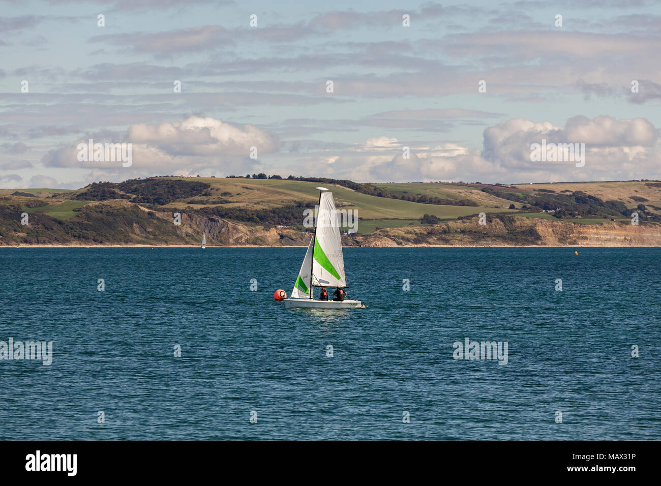 Una barca a vela in mare nella Baia di Weymouth Foto Stock