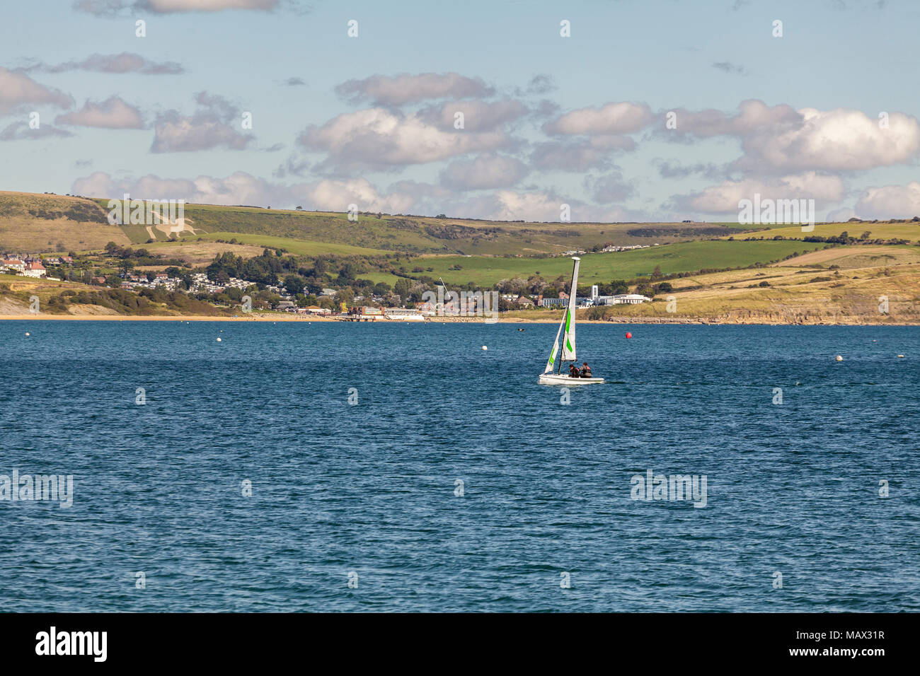 Una barca a vela in mare nella Baia di Weymouth Foto Stock