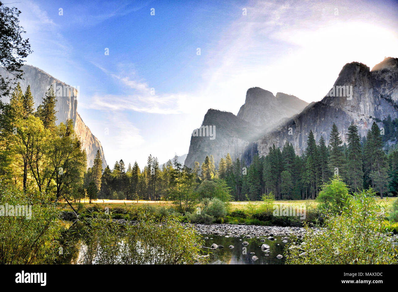 Vista panoramica del Parco Nazionale di Yosemite con Sierra Nevada in background, California, USA. Foto Stock