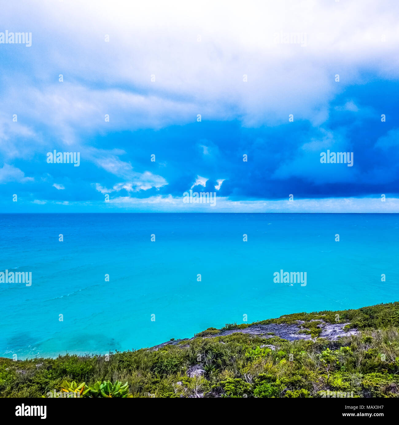Cielo nuvoloso oltre oceano turchese, Isole Turks e Caicos Foto Stock