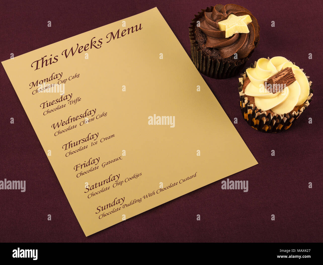 immagine concettuale della dipendenza chocoholic cioccolato menu cioccolato cupcake al cioccolato cupcake Foto Stock