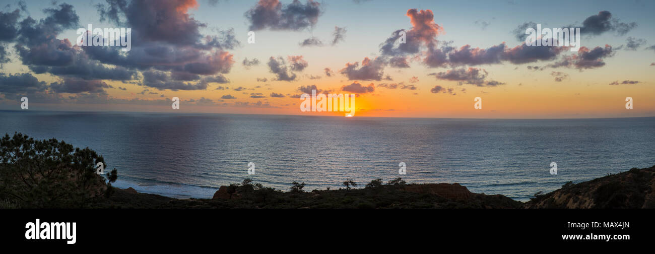 62993-00106 tramonto sull'Oceano Pacifico, Torrey Pines State Park, CA Foto Stock