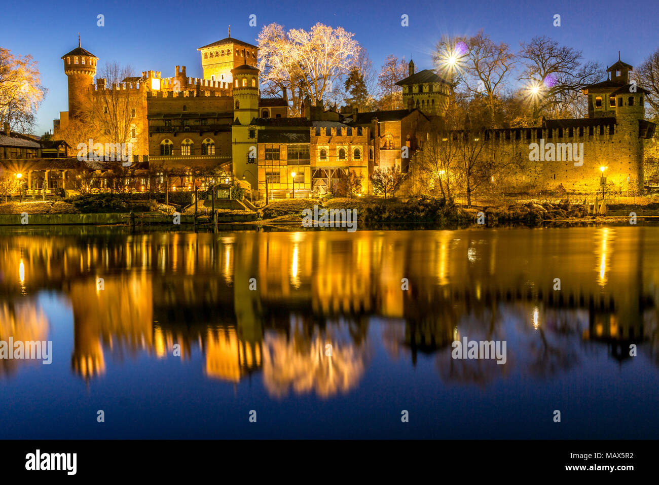 Castello presso il parco del Valentino a Torino. Panorama di Torino witj Fiume Po Foto Stock