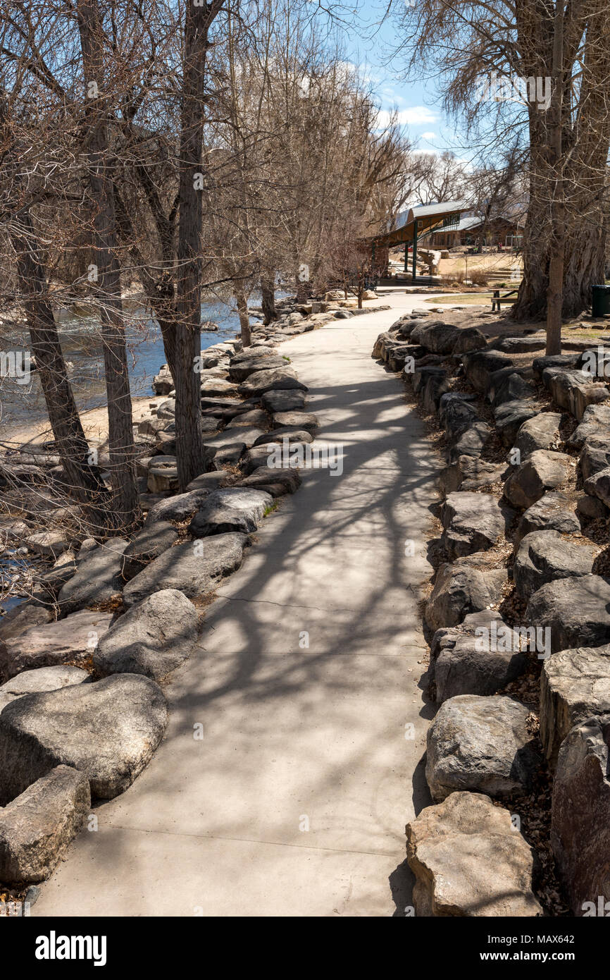 Percorso lungo il fiume Arkansas su un giorno di primavera; Salida; Colorado; USA Foto Stock