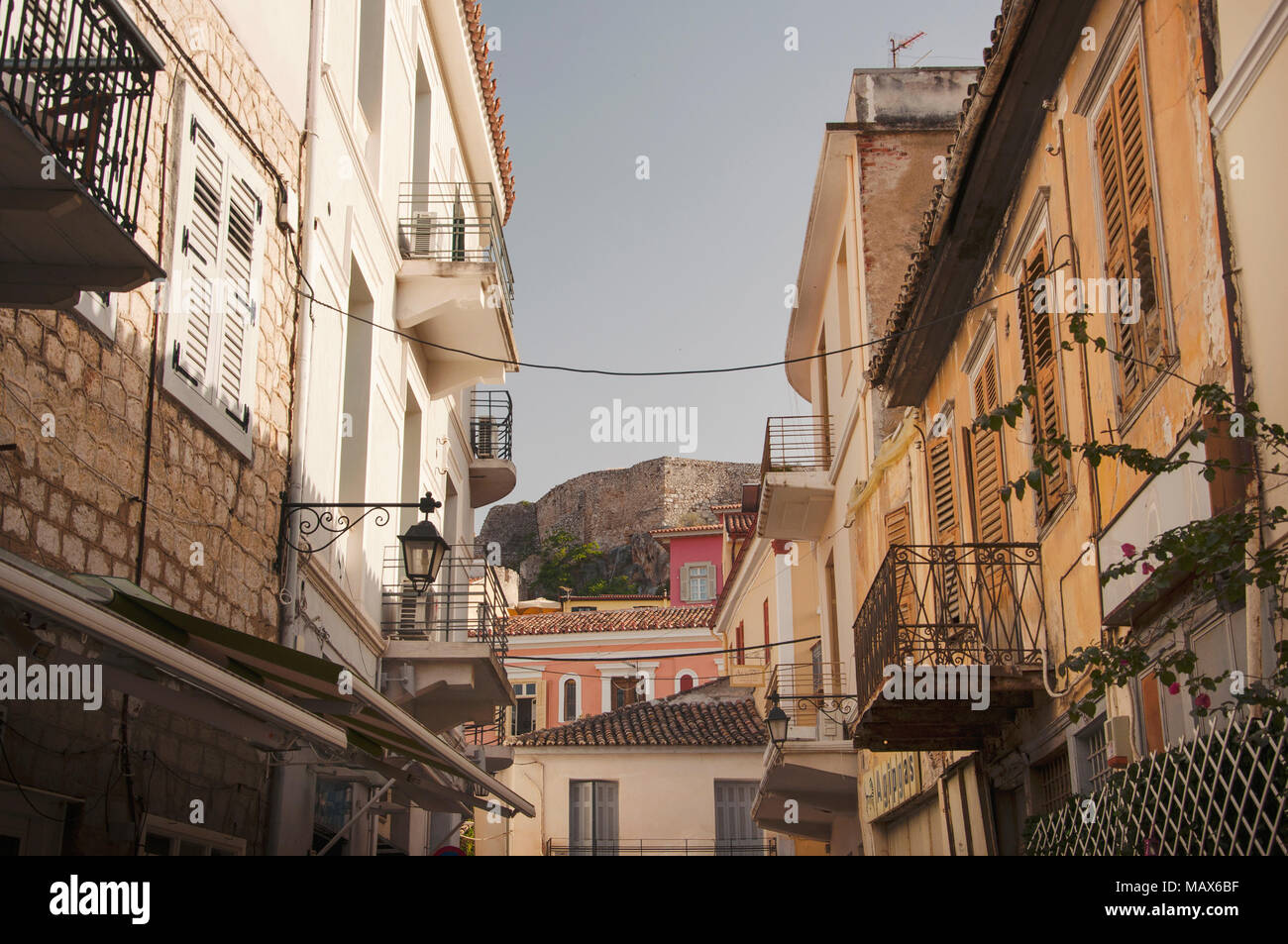 Strada di Nafplio town con la vista sulla fortezza Palamidi al Peloponneso in Grecia Foto Stock