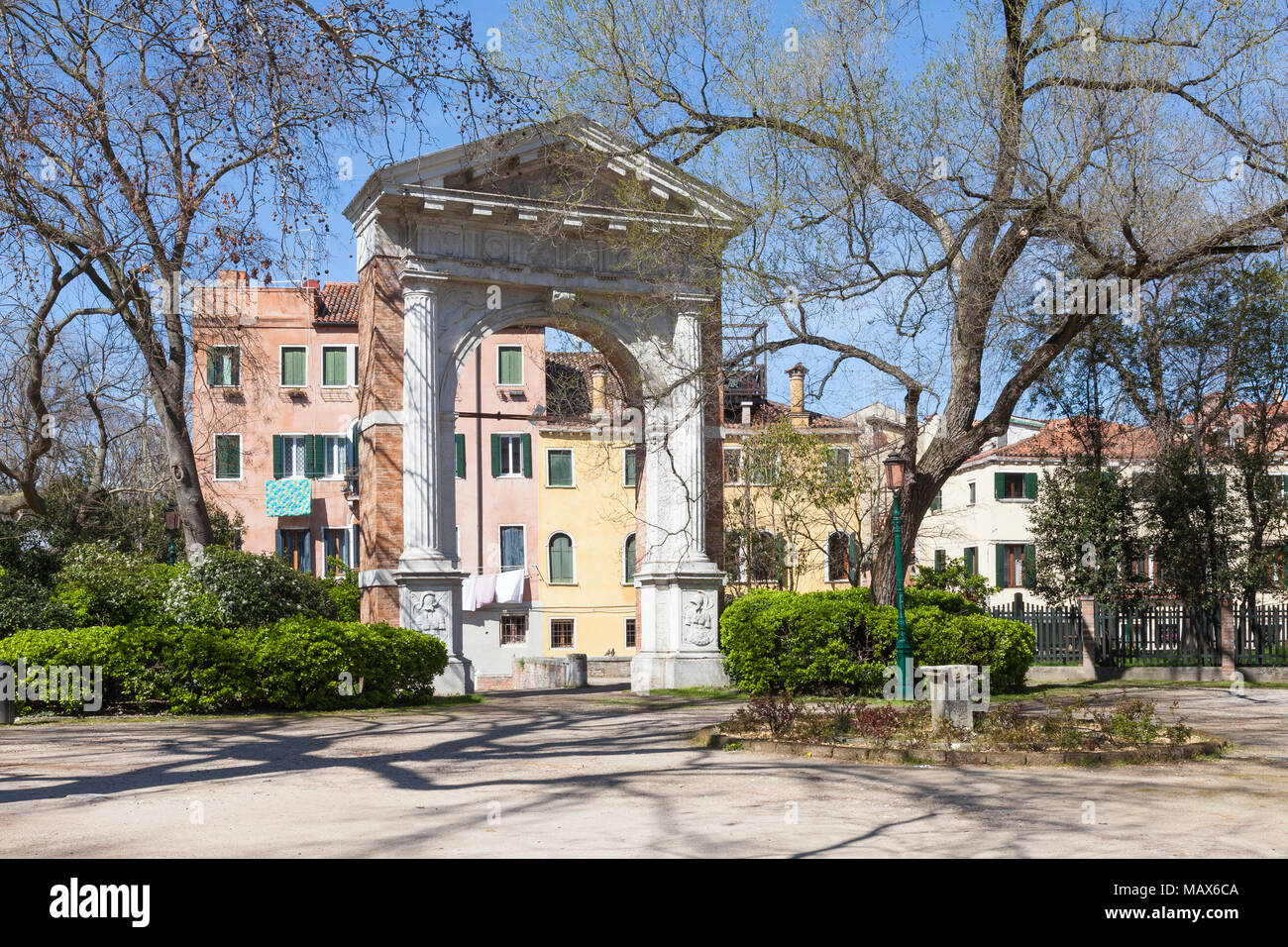 Il monumentale Arco nei Giardini Pubblici (Giardini Pubblici) Castello, Venezia, Veneto, Italia. L'arco da Michele Sanmicheli era parte della chiesa o Foto Stock