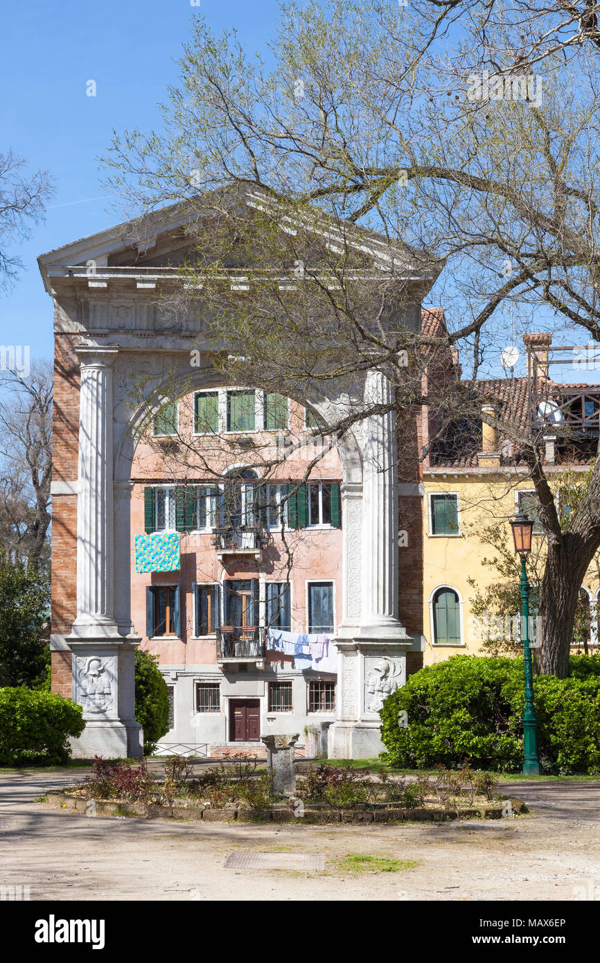 Il monumentale Arco nei Giardini Pubblici (Giardini Pubblici) Castello, Venezia, Veneto, Italia. Progettato da Michele Sanmicheli fu parte dell'churc Foto Stock