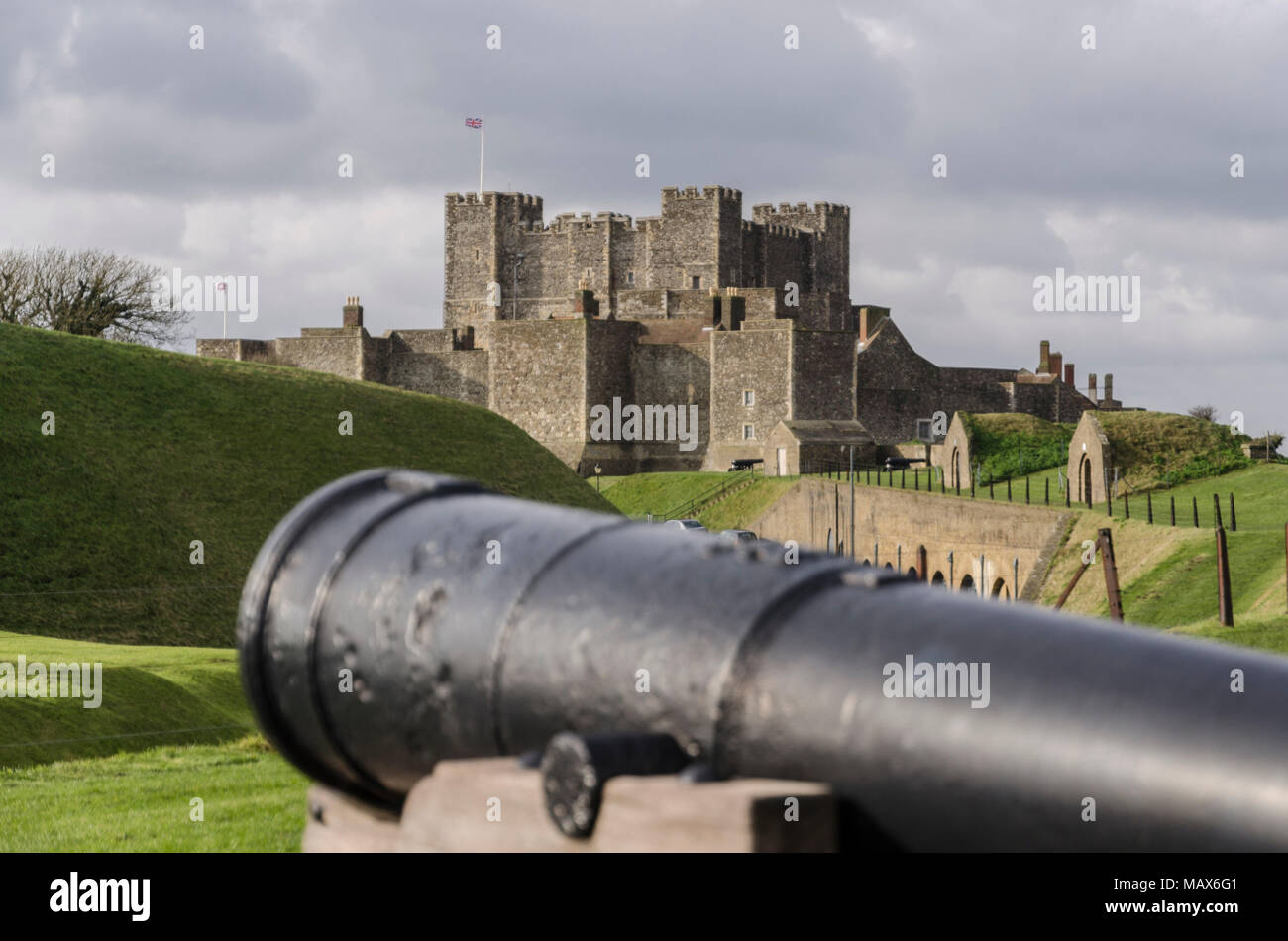 Il castello di Dover con il cannone Foto Stock