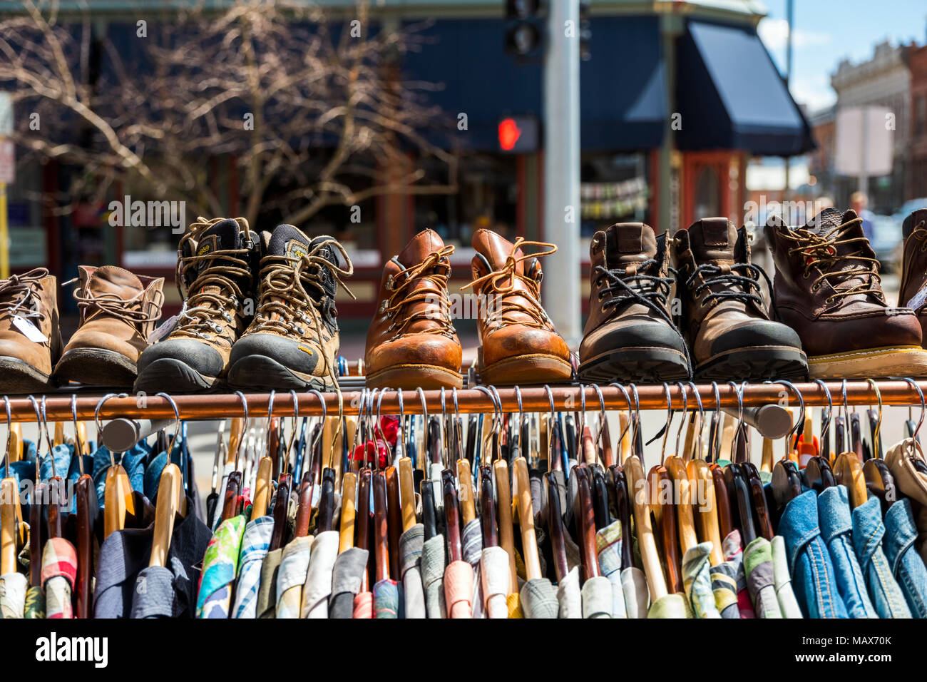 Scarpe sul display; negozio di abbigliamento; centro storico Salida; Colorado; USA Foto Stock