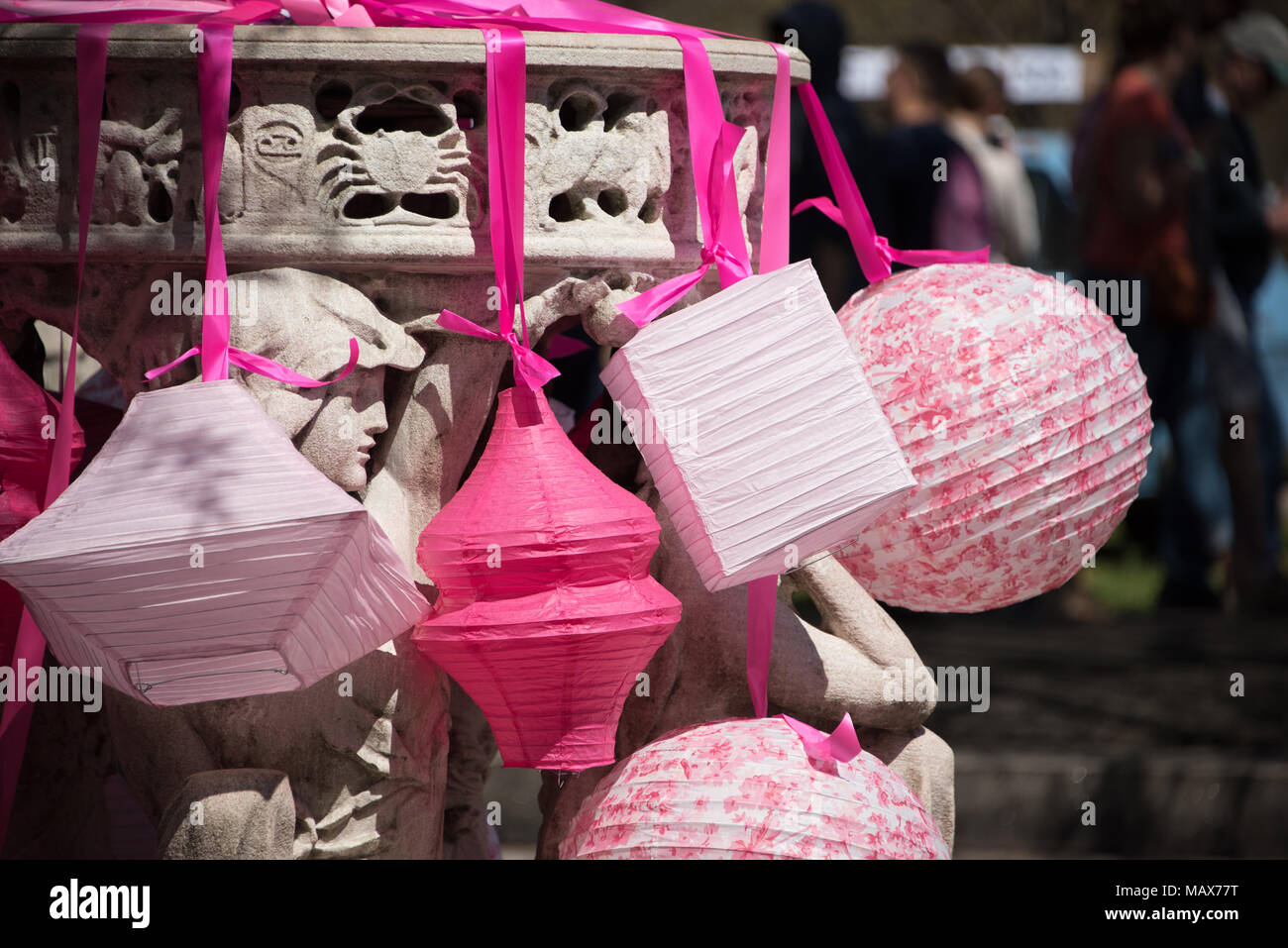 Selezione di rosa per il nuovo anno cinese lanterne di carta di diverse forme appesi per nastri colorati formano un post decorativi esterni simbolica della fortuna Foto Stock