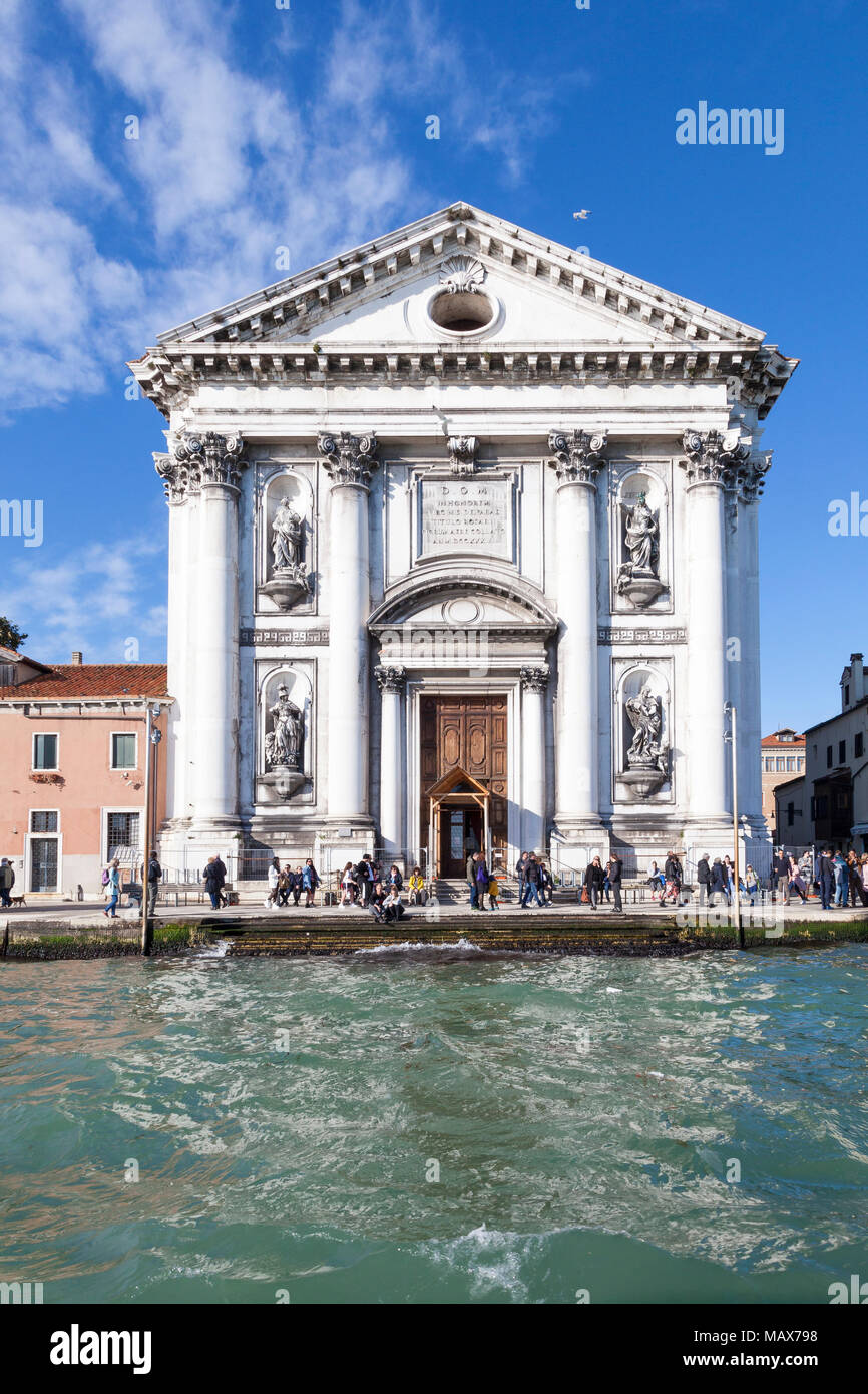 La facciata anteriore della Chiesa Gesuati sulle Zattere, Dorsoduro, Venezia, Italia dal canale della Giudecca Foto Stock