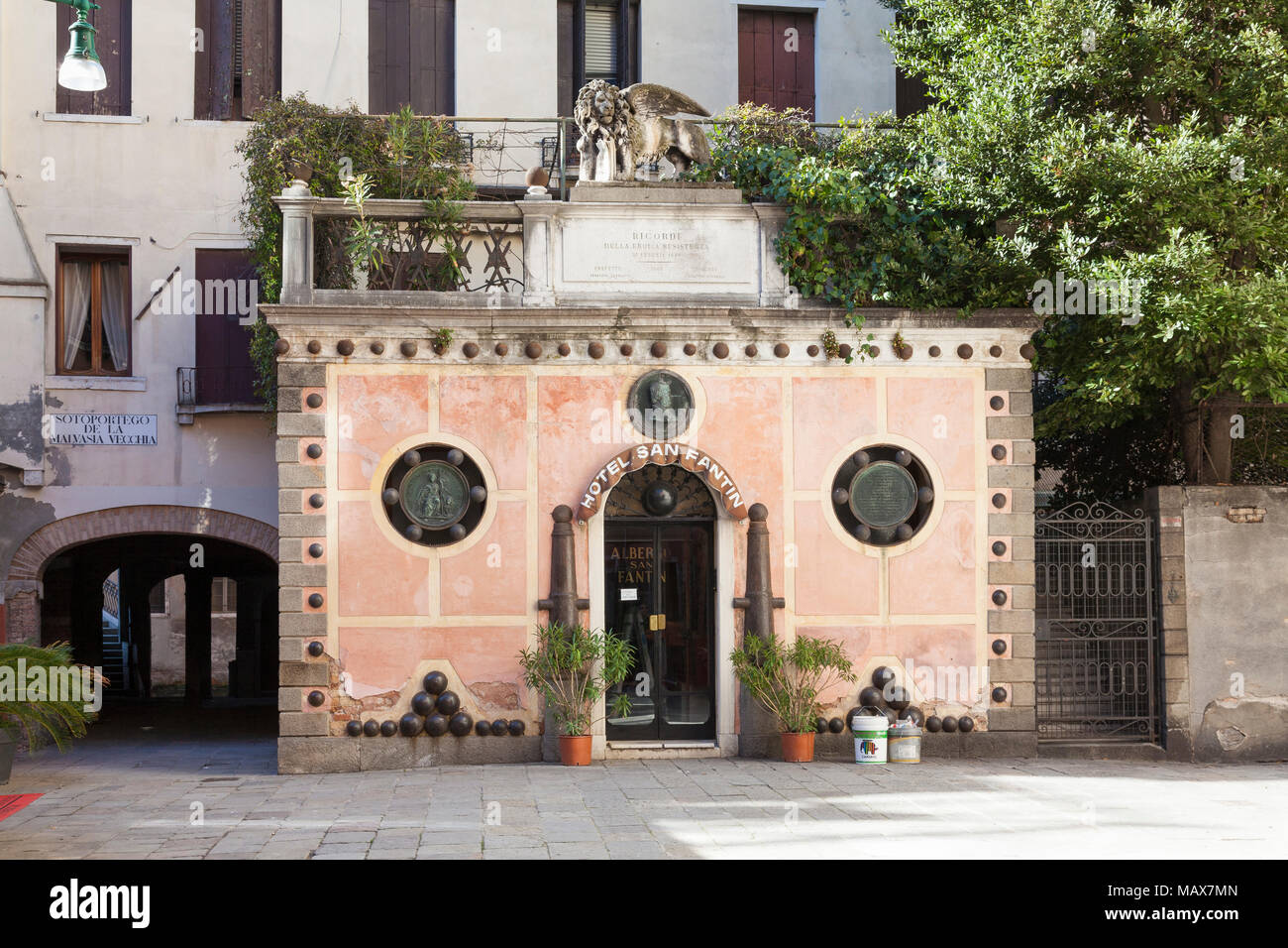 L' ingresso dell' Hotel San Fantin, Campiello Fenice, San Marco, Venezia, Italia con il suo cannone e palle di cannone inset nelle pareti di un piccolo lodge Foto Stock