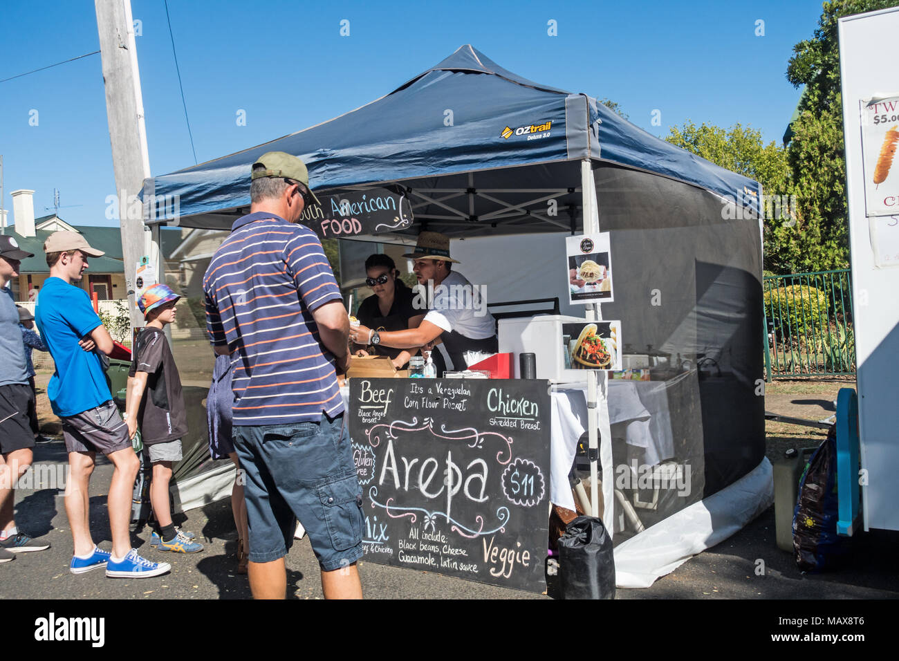 Una bancarella vendendo South American food a mercati pasquali a Nundle Australia 2018 Foto Stock