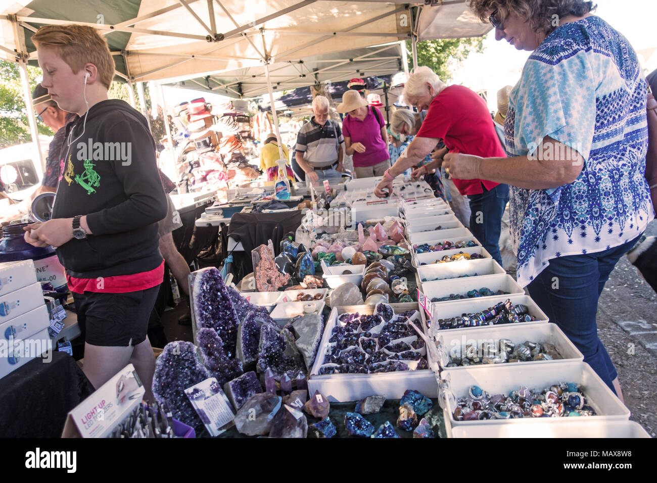Una bancarella vendendo colorata semi pietre preziose a Nundle Australia. Foto Stock